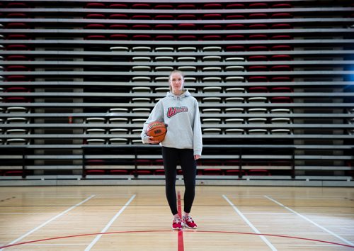 MIKAELA MACKENZIE / WINNIPEG FREE PRESS
Wesmen basketball player Lena Wenke, who recovered from a knife attack a year ago, is back playing with the team at the U of W in Winnipeg, Manitoba on Thursday, March 8, 2018.
180308 - Thursday, March 08, 2018.