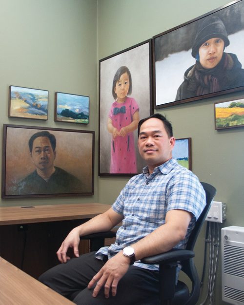Canstar Community News Originally from the Philipines, East Kildonan Andrew Mendoza's artwork has won a number of awards. (SHELDON BIRNIE/CANSTAR/THE HERALD)