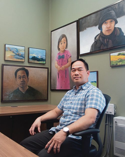 Canstar Community News Originally from the Philipines, East Kildonan Andrew Mendoza's artwork has won a number of awards. (SHELDON BIRNIE/CANSTAR/THE HERALD)