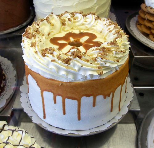 BORIS MINKEVICH / WINNIPEG FREE PRESS
For This City piece toasting Baked Expectation's 35th anniversary. Business is at 161 Osborne St.
This cake is called the Shmoo - Angel food cake with lots of pecans, loads of whipped cream and tons of caramel sauce. Extra caramel sauce supplied.  March 14, 2018
