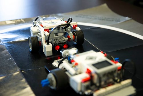 MIKAELA MACKENZIE / WINNIPEG FREE PRESS
Lego robots on a sumo wrestling mat at the First Peoples Development Inc. offices in Winnipeg on Thursday, March 15, 2018. First Peoples Development Inc. has teamed up with a Winnipeg robotics company called Cogmation to deliver two-week long robotics coding workshops in First Nations in Manitoba that culminate in a Lego robot Sumo wrestling competition.
 Mikaela MacKenzie / Winnipeg Free Press 15, 2018.