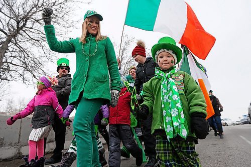 JOHN WOODS / WINNIPEG FREE PRESS
Krissy McDougall and her son Greyson take part in the St. Patrick's Day Parade on Portage Avenue Sunday, March 18, 2018.