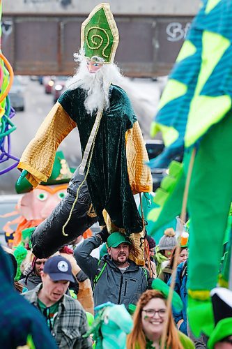 JOHN WOODS / WINNIPEG FREE PRESS
Marc Saurette carries an effigy of St Patrick in the St. Patrick's Day Parade on Portage Avenue Sunday, March 18, 2018.