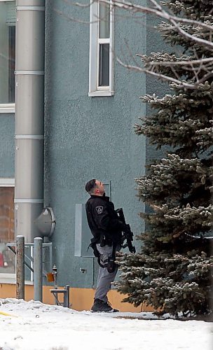 BORIS MINKEVICH / WINNIPEG FREE PRESS
Heavy police presence near the apartment blocks behind the Safeway on Braemar and Marion. Winnipeg Police Service , scene, guns , tac unit , ambulance tac . March 21, 2018