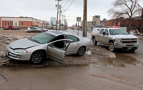 BORIS MINKEVICH / WINNIPEG FREE PRESS
Car crash on Higgins Ave. and McArthur Street shut down traffic for the better part of the early morning rush hour today. STANDUP PHOTO March 22, 2018