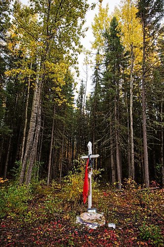 MIKE DEAL / WINNIPEG FREE PRESS 
A memorial in the woods close to the garbage dump where the body of Krystal Andrews was found in God's Lake Narrows First Nation.
170927 - Wednesday, September 27, 2017.