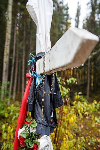 MIKE DEAL / WINNIPEG FREE PRESS 
A memorial in the woods close to the garbage dump where the body of Krystal Andrews was found in God's Lake Narrows First Nation.
170927 - Wednesday, September 27, 2017.