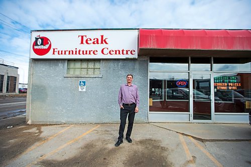 MIKAELA MACKENZIE / WINNIPEG FREE PRESS
Arto Kujanen, one of the owners of Teak Furniture Centre, in front of the store in Winnipeg on Thursday, March 22, 2018. Teak Furniture is going out of business.
Mikaela MacKenzie / Winnipeg Free Press 22, 2018.
