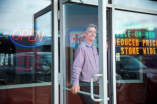 MIKAELA MACKENZIE / WINNIPEG FREE PRESS
Arto Kujanen, one of the owners of Teak Furniture Centre, in the store in Winnipeg on Thursday, March 22, 2018. Teak Furniture is going out of business.
Mikaela MacKenzie / Winnipeg Free Press 22, 2018.