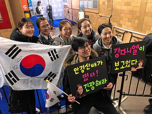 MELISSA MARTIN / WINNIPEG FREE PRESS
Fans from across Canada and the United States greet Olympic stars Team Korea for autographs and photos earlier this week at the world curling championships in North Bay. March 22, 2018