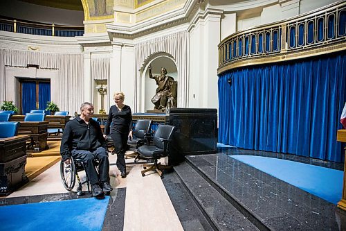 MIKAELA MACKENZIE / WINNIPEG FREE PRESS
Rick Hansen is given a tour of the accessibility features in the chamber by speaker Myrna Driedger at the Manitoba Legislative Building in Winnipeg on Friday, March 23, 2018. 
Mikaela MacKenzie / Winnipeg Free Press 23, 2018.