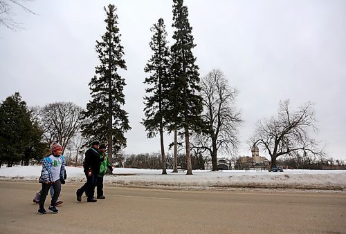 TREVOR HAGAN / WINNIPEG FREE PRESS
Participants in the Trek for Tourettes make their way through Assiniboine Park, Sunday, March 25, 2018.
