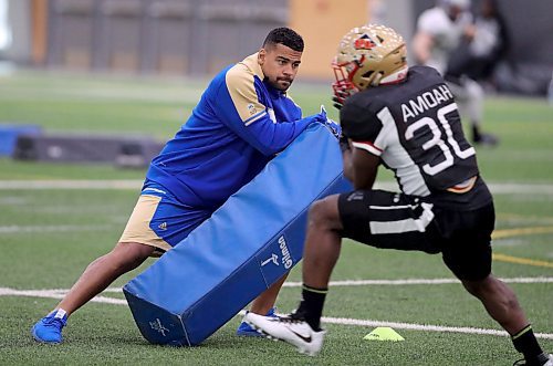 TREVOR HAGAN / WINNIPEG FREE PRESS
Winnipeg Blue Bomerbs' Andrew Harris helping at the CFL combine as Christopher Amoah runs a drill, during CFL Week at the University of Winnipeg, Sunday, March 25, 2018.