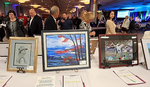 JASON HALSTEAD / WINNIPEG FREE PRESS

Attendees check out the artwork at the Canadian National Institute for the Blind's Eye on the Arts benefit auction on March 1, 2018 at the RBC Convention Centre Winnipeg. (See Social Page)
