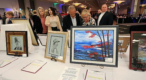 JASON HALSTEAD / WINNIPEG FREE PRESS

Attendees check out the artwork at the Canadian National Institute for the Blind's Eye on the Arts benefit auction on March 1, 2018 at the RBC Convention Centre Winnipeg. (See Social Page)