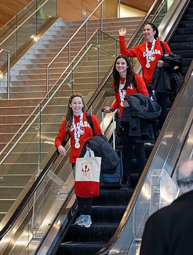 MIKE DEAL / WINNIPEG FREE PRESS
Kaitlyn Lawes, Shannon Birchard and Jill Officer members of the Jennifer Jones team that won the World Women's Curling Championship in North Bay, Ontario, arrives home to Winnipeg and are greeted by a legion of fans Monday afternoon.
180326 - Monday, March 26, 2018.
