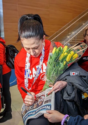 MIKE DEAL / WINNIPEG FREE PRESS
Jill Officer a member of the Jennifer Jones team that won the World Women's Curling Championship in North Bay, Ontario, arrives home to Winnipeg and is greeted by a legion of fans Monday afternoon.
180326 - Monday, March 26, 2018.