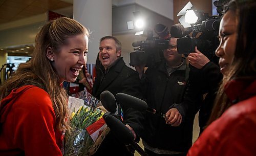 MIKE DEAL / WINNIPEG FREE PRESS
Kaitlyn Lawes a member of the Jennifer Jones team that won the World Women's Curling Championship in North Bay, Ontario, arrives home to Winnipeg and is greeted by a legion of fans Monday afternoon.
180326 - Monday, March 26, 2018.