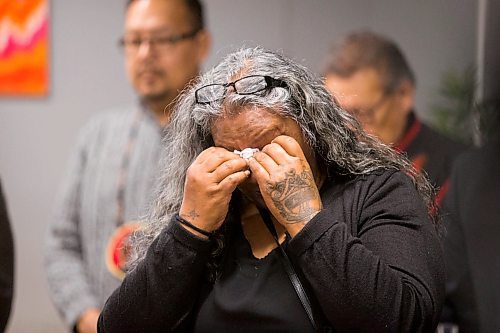 MIKAELA MACKENZIE / WINNIPEG FREE PRESS
Maori visitor Rima Wintanga gets emotional during a song and prayer before a funding announcement in memory of Tina Fontaine at the Ndinawe Youth Resource Centre in Winnipeg on Tuesday, March 27, 2018.
Mikaela MacKenzie / Winnipeg Free Press 27, 2018.