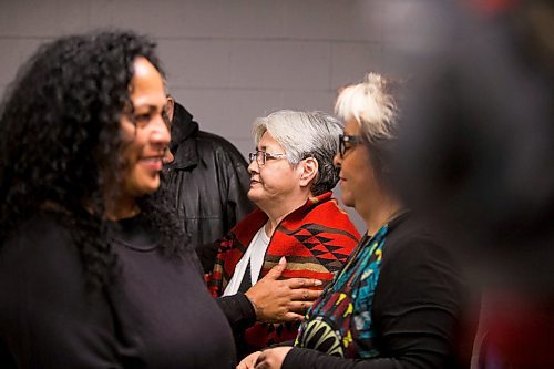 MIKAELA MACKENZIE / WINNIPEG FREE PRESS
Thelma Favel greets Maori visitors before a funding announcement in memory of Tina Fontaine at the Ndinawe Youth Resource Centre in Winnipeg on Tuesday, March 27, 2018.
Mikaela MacKenzie / Winnipeg Free Press 27, 2018.