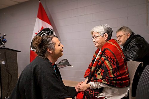 MIKAELA MACKENZIE / WINNIPEG FREE PRESS
Advocate Alaya McIvor speaks to Thelma Favel after funding was announced to support Ndinawe Youth Resource Centre expansion in memory of Tina Fontaine in Winnipeg on Tuesday, March 27, 2018.
Mikaela MacKenzie / Winnipeg Free Press 27, 2018.