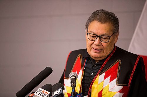 MIKAELA MACKENZIE / WINNIPEG FREE PRESS
Chief Jim Bear speaks at a funding announcement supporting the Ndinawe Youth Resource Centre expansion in memory of Tina Fontaine in Winnipeg on Tuesday, March 27, 2018.
Mikaela MacKenzie / Winnipeg Free Press 27, 2018.