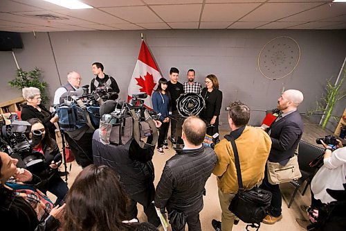 MIKAELA MACKENZIE / WINNIPEG FREE PRESS
Students Trinity Harry (left) and Joseph Winter pose with Jane Philpott, Minister of Indigenous Services, and shop teacher Mike Johnston at the Ndinawe Youth Resource Centre after a funding announcement in memory of Tina Fontaine in Winnipeg on Tuesday, March 27, 2018.
Mikaela MacKenzie / Winnipeg Free Press 27, 2018.