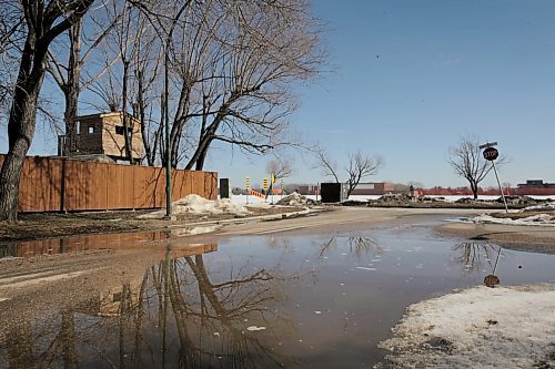 RUTH BONNEVILLE  /  WINNIPEG FREE PRESS

Photo taken near Edgeland Blvd looking eastward toward Kapyong building on Kenaston Blvd. just north of Grant.  Photos of residences on the west side of Kapyong Barracks for story on comments from the residences about the future use of the land.

March 27,  2018