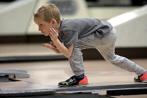 RUTH BONNEVILLE / WINNIPEG FREE PRESS

FELIX DREDGER (6YRS),  keeps his eye closely on his ball after his throw down the lane at Academy Bowling Lanes while having out with his little brother Jonas (3yrs) and dad, Cameron, during Spring Break Tuesday. 

Standup photo 

March 27,  2018
