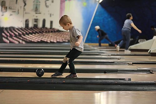 RUTH BONNEVILLE / WINNIPEG FREE PRESS

Jonas  Dredger  (3YRS), decides to give his bowling ball a little kick after it fails to go very far after his throw down the lane at Academy Bowling Lanes while having out with his older brother Felix (6yrs) and dad, Cameron,, during Spring Break Tuesday. 

Standup photo 

March 27,  2018
