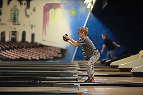 RUTH BONNEVILLE / WINNIPEG FREE PRESS

FELIX DREDGER (6YRS),  lines up his bowling ball just before he is about to throw it down the lane at Academy Bowling Lanes while having out with his little brother Jonas (3yrs) and dad, Cameron, during Spring Break Tuesday. 

Standup photo 

March 27,  2018
