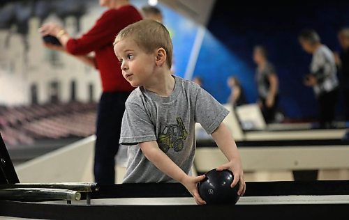 RUTH BONNEVILLE / WINNIPEG FREE PRESS

Jonas  Dredger  (3YRS), picks up a bowling ball while at Academy Bowling Lanes while hanging out with his older brother Felix (6yrs) and dad, Cameron,, during Spring Break Tuesday. 

Standup photo 

March 27,  2018
