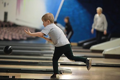 RUTH BONNEVILLE / WINNIPEG FREE PRESS

Jonas  Dredger  (3YRS), throws his bowling ball  down the lane at Academy Bowling Lanes while hanging out with his older brother Felix (6yrs) and dad, Cameron,, during Spring Break Tuesday. 

Standup photo 

March 27,  2018
