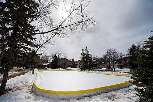 MIKAELA MACKENZIE / WINNIPEG FREE PRESS
A homemade community rink on Chalfont Rd. just south of Grant Ave. in Winnipeg on Wednesday, March 28, 2018.
Mikaela MacKenzie / Winnipeg Free Press 28, 2018.