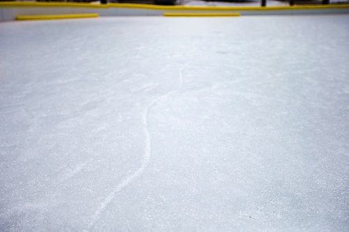 MIKAELA MACKENZIE / WINNIPEG FREE PRESS
A homemade community rink on Chalfont Rd. just south of Grant Ave. in Winnipeg on Wednesday, March 28, 2018.
Mikaela MacKenzie / Winnipeg Free Press 28, 2018.