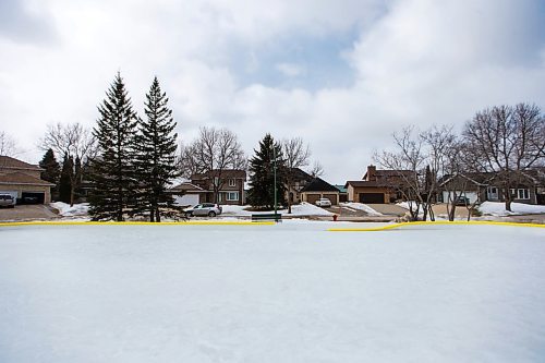 MIKAELA MACKENZIE / WINNIPEG FREE PRESS
A homemade community rink on Chalfont Rd. just south of Grant Ave. in Winnipeg on Wednesday, March 28, 2018.
Mikaela MacKenzie / Winnipeg Free Press 28, 2018.