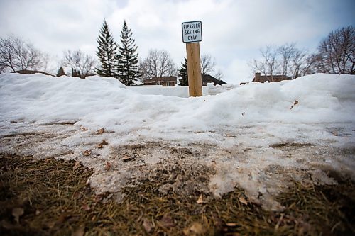 MIKAELA MACKENZIE / WINNIPEG FREE PRESS
A homemade community rink on Chalfont Rd. just south of Grant Ave. in Winnipeg on Wednesday, March 28, 2018.
Mikaela MacKenzie / Winnipeg Free Press 28, 2018.