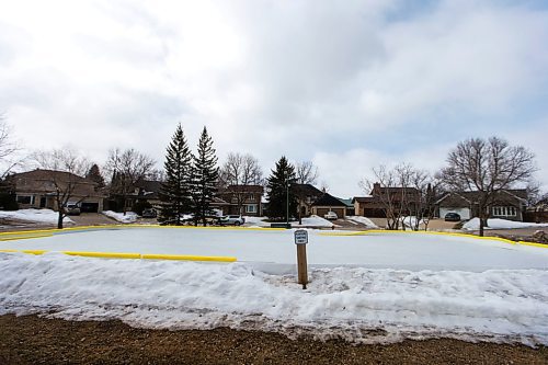 MIKAELA MACKENZIE / WINNIPEG FREE PRESS
A homemade community rink on Chalfont Rd. just south of Grant Ave. in Winnipeg on Wednesday, March 28, 2018.
Mikaela MacKenzie / Winnipeg Free Press 28, 2018.