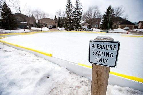 MIKAELA MACKENZIE / WINNIPEG FREE PRESS
A homemade community rink on Chalfont Rd. just south of Grant Ave. in Winnipeg on Wednesday, March 28, 2018.
Mikaela MacKenzie / Winnipeg Free Press 28, 2018.