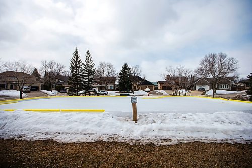 MIKAELA MACKENZIE / WINNIPEG FREE PRESS
A homemade community rink on Chalfont Rd. just south of Grant Ave. in Winnipeg on Wednesday, March 28, 2018.
Mikaela MacKenzie / Winnipeg Free Press 28, 2018.