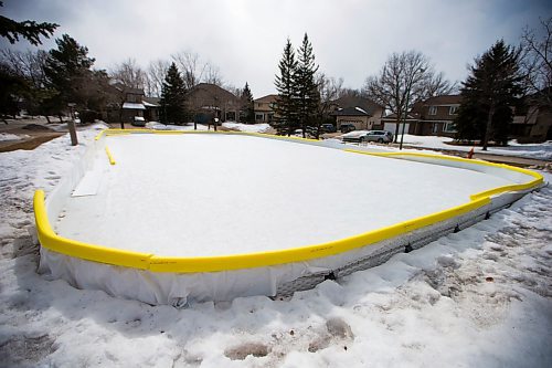 MIKAELA MACKENZIE / WINNIPEG FREE PRESS
A homemade community rink on Chalfont Rd. just south of Grant Ave. in Winnipeg on Wednesday, March 28, 2018.
Mikaela MacKenzie / Winnipeg Free Press 28, 2018.