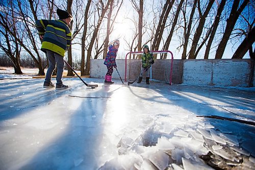 MIKAELA MACKENZIE / WINNIPEG FREE PRESS
Caleb (left), Kyla, and Adam Nobel play a game of hockey in their boots on their backyard rink in Transcona in Winnipeg on Wednesday, March 28, 2018.
Mikaela MacKenzie / Winnipeg Free Press 28, 2018.