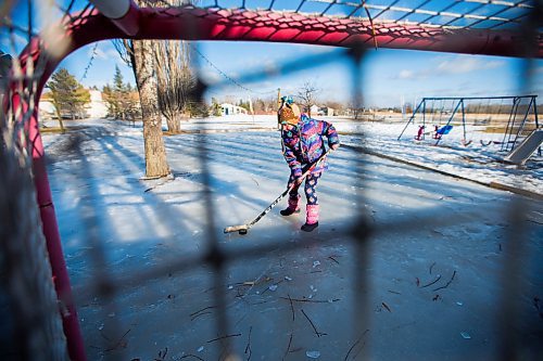 MIKAELA MACKENZIE / WINNIPEG FREE PRESS
Kyla Nobel, 7, practices her shots on the backyard rink in Transcona in Winnipeg on Wednesday, March 28, 2018.
Mikaela MacKenzie / Winnipeg Free Press 28, 2018.