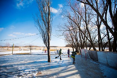 MIKAELA MACKENZIE / WINNIPEG FREE PRESS
Adam (left), Kyla, and Caleb Nobel play a game of hockey in their boots on their backyard rink in Transcona in Winnipeg on Wednesday, March 28, 2018.
Mikaela MacKenzie / Winnipeg Free Press 28, 2018.