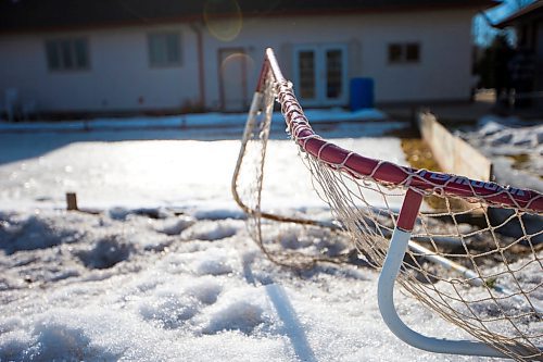 MIKAELA MACKENZIE / WINNIPEG FREE PRESS
Backyard rinks in Transcona in Winnipeg on Wednesday, March 28, 2018.
Mikaela MacKenzie / Winnipeg Free Press 28, 2018.