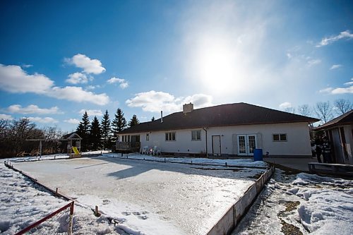 MIKAELA MACKENZIE / WINNIPEG FREE PRESS
Backyard rinks in Transcona in Winnipeg on Wednesday, March 28, 2018.
Mikaela MacKenzie / Winnipeg Free Press 28, 2018.