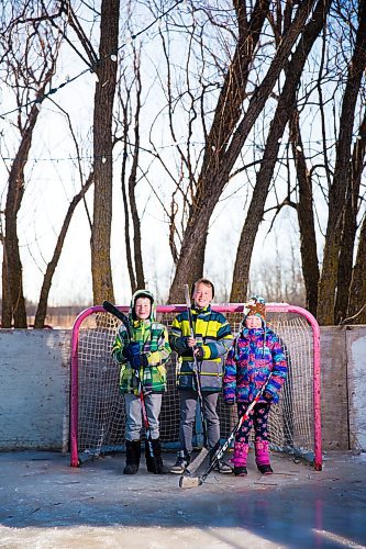 MIKAELA MACKENZIE / WINNIPEG FREE PRESS
Adam (left), Caleb, and Kyla Nobel play a game of hockey in their boots on their backyard rink in Transcona in Winnipeg on Wednesday, March 28, 2018.
Mikaela MacKenzie / Winnipeg Free Press 28, 2018.