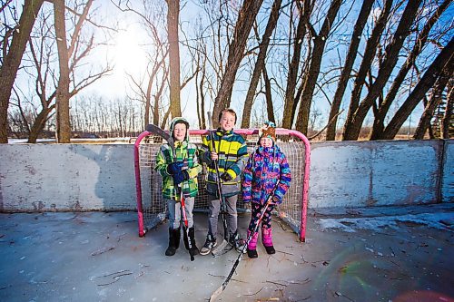 MIKAELA MACKENZIE / WINNIPEG FREE PRESS
Adam (left), Caleb, and Kyla Nobel play a game of hockey in their boots on their backyard rink in Transcona in Winnipeg on Wednesday, March 28, 2018.
Mikaela MacKenzie / Winnipeg Free Press 28, 2018.