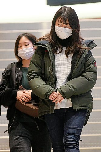 JOHN WOODS / WINNIPEG FREE PRESS
Masked passengers arrive at Winnipeg Airport Monday, February 26, 2018.