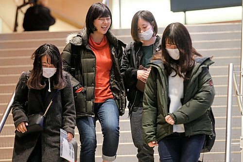 JOHN WOODS / WINNIPEG FREE PRESS
Masked passengers arrive at Winnipeg Airport Monday, February 26, 2018.